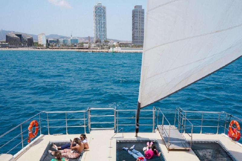 COMBO: Barcelona City Tour Hop On – Hop Off and Eco Catamaran Cruise