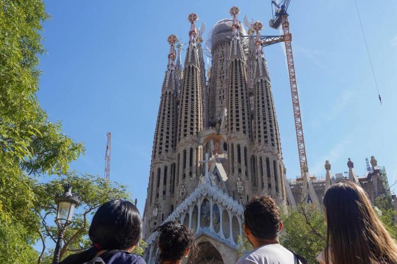 Fast Track Guided Tour Sagrada Familia with Towers
