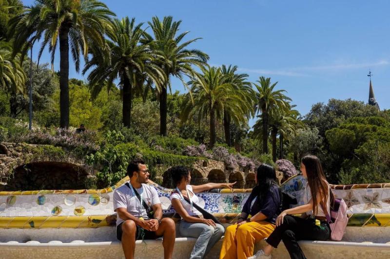 Fast Track: Park Güell & Sagrada Familia Guided Tour with Tower Access without transfer