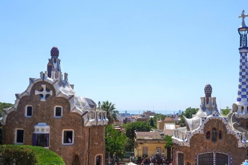 Fast Track: Park Güell & Sagrada Familia Guided Tour with Tower Access without transfer