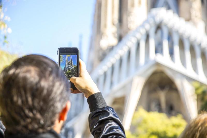 Fast Track: Park Güell & Sagrada Familia Guided Tour with Tower Access without transfer