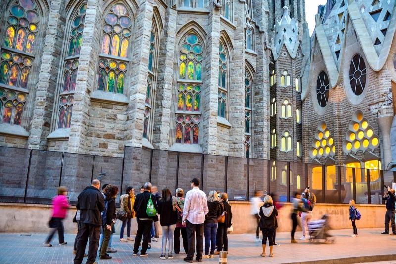 Fast Track: Park Güell & Sagrada Familia Guided Tour with Tower Access without transfer