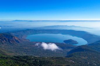 Escape to Paradise: Lake Coatepeque Day Trip with Lunch from San Salvador