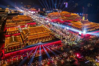 Xi'an: Grand Tang Dynasty Ever-Bright City, Music Fountain & City Wall Night Tour