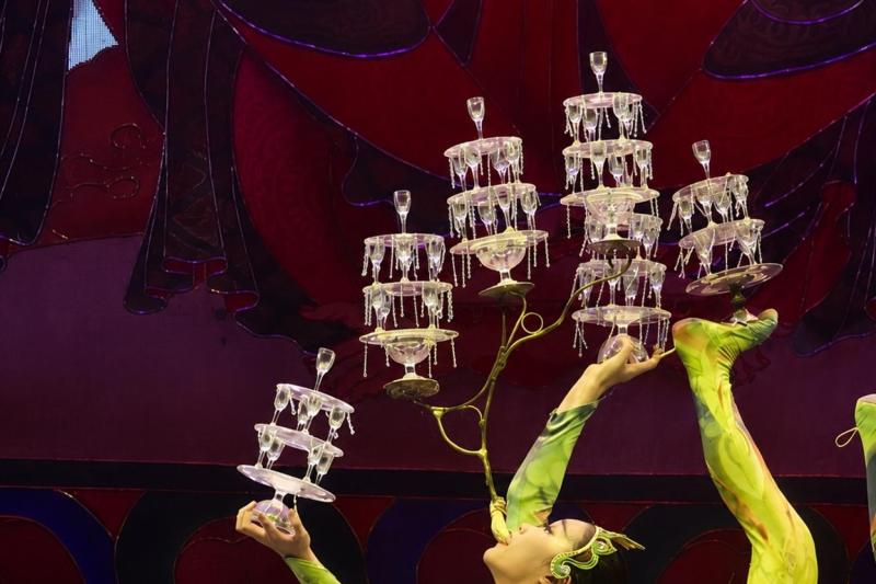 Beijing: Roast Duck Banquet & Acrobatics Show with VIP Seats Evening Tour