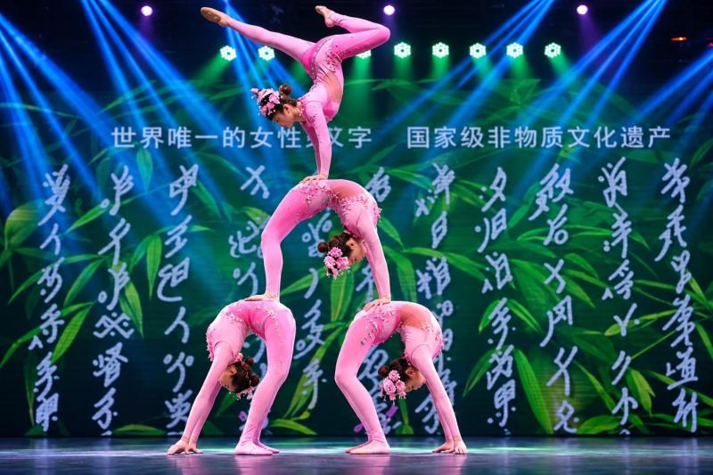 Beijing: Roast Duck Banquet & Acrobatics Show with VIP Seats Evening Tour