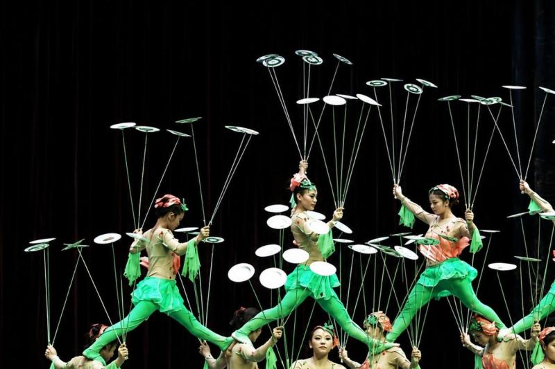 Beijing: Roast Duck Banquet & Acrobatics Show with VIP Seats Evening Tour