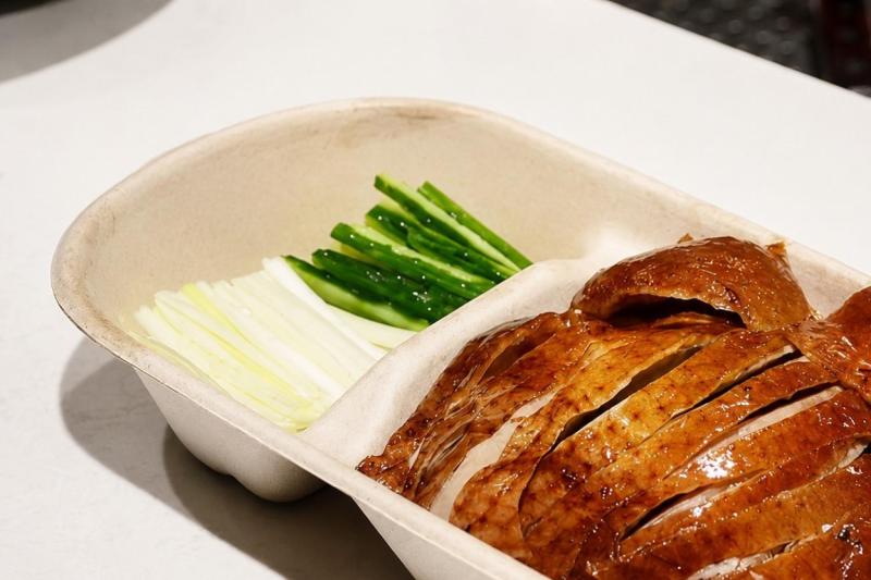 Beijing: Roast Duck Banquet & Acrobatics Show with VIP Seats Evening Tour