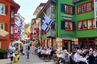 Découvrez Zurich en bus panoramique à ciel ouvert et profitez d'une croisière