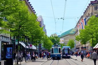 Découvrez Zurich en bus panoramique à ciel ouvert et profitez d'une croisière