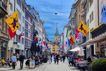 Découvrez Zurich en bus panoramique à ciel ouvert et profitez d'une croisière