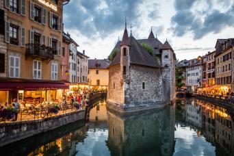 Private Day Trip to Annecy and Geneva with Guide