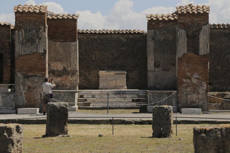 Semi-Private Tour of Pompeii with Priority Access from Naples