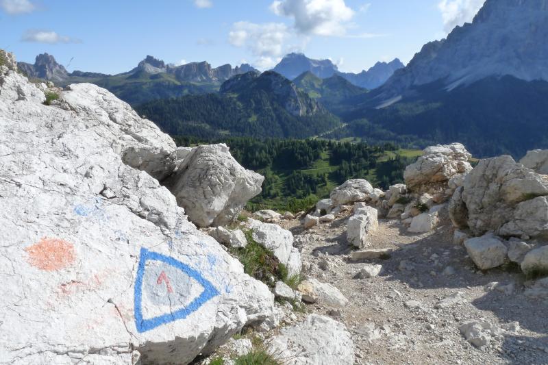 Trail markings on the Alta Via 1