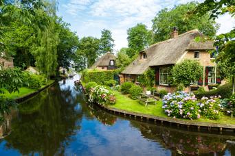Excursion d'une journée à Giethoorn depuis Amsterdam, croisière authentique sur les canaux et visite à pied.