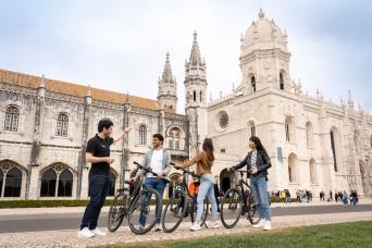 Visite de Lisbonne à 360° : vélo électrique, bateau et hélicoptère