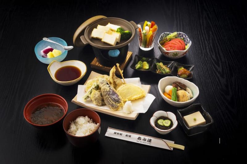 traditional-japanese-yakatabune-dinner-cruise-3