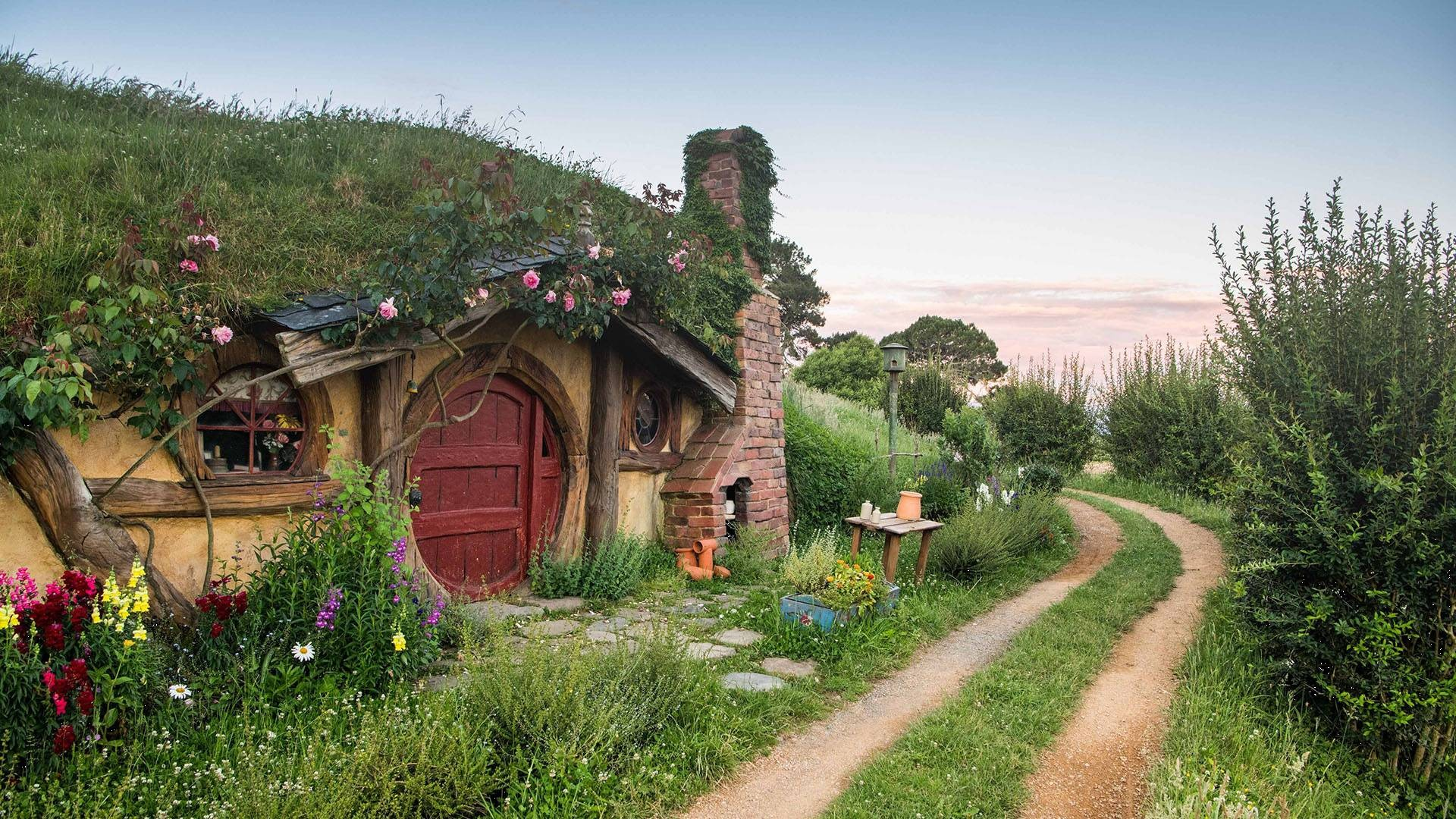 Waitomo Glowworm Caves and Hobbiton Movie Set Day Tour from Auckland: Hobbit Holes, The Green Dragon Inn and The Party Tree丨Picnic Lunch Included