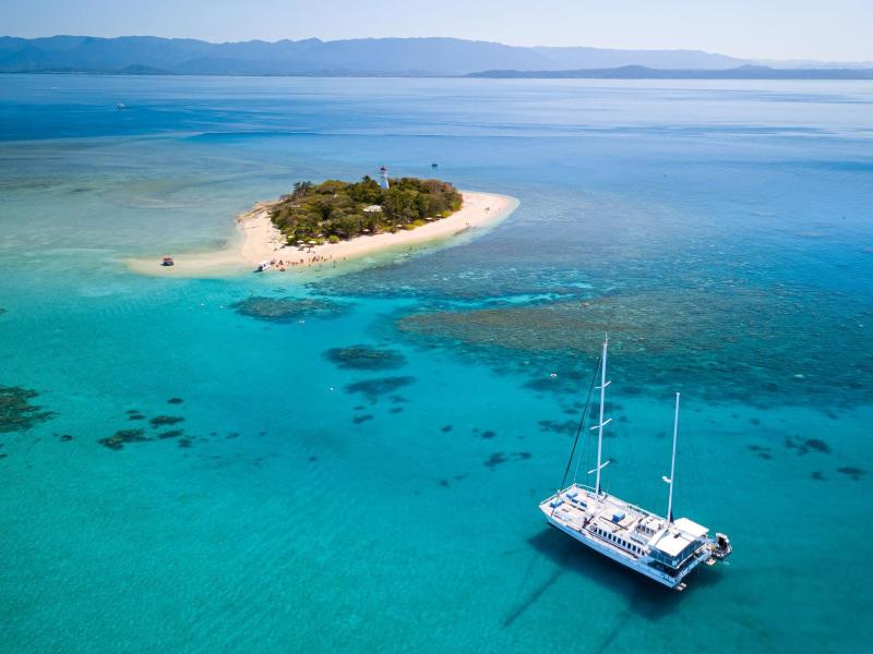 wavedancer-low-isles-cruise-from-cairns-1