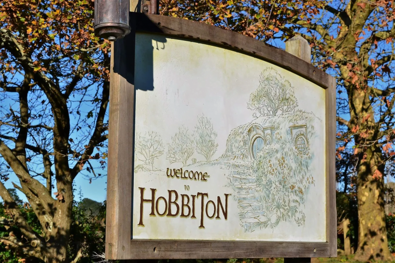 Hobbiton Movie Set Day Tour from Auckland: Hobbit Hole™ Experience, The Party Tree and The Mill丨Complimentary Beverage and Buffet Lunch