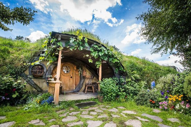 Hobbiton Movie Set Sightseeing Day Tour from Auckland to Rotorua: Hobbit Holes, The Mill and The Green Dragon Inn丨Buffet Lunch Included