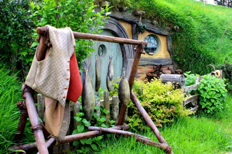 Hobbiton Movie Set Sightseeing Day Tour from Auckland to Rotorua: Hobbit Holes, The Mill and The Green Dragon Inn丨Buffet Lunch Included