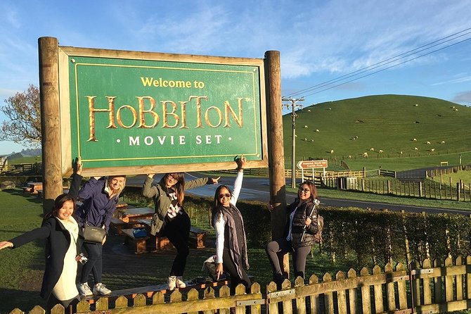 Hobbiton Movie Set Day Tour from Rotorua: Hobbit Hole™ Experience, Green Dragon Inn and Party Marquee丨Southfarthing Beverage and Buffet Lunch 