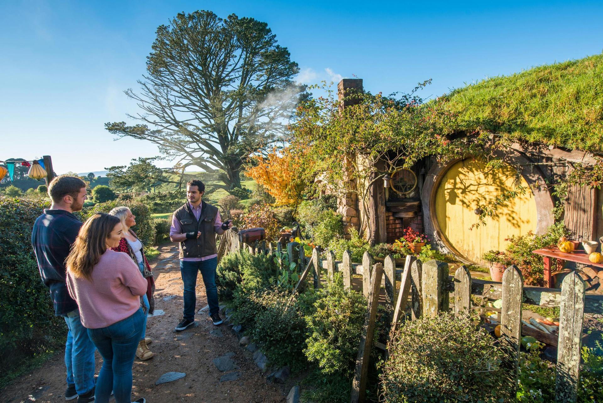 Hobbiton Movie Set Sightseeing Day Tour from Rotorua to Auckland: Hobbit Hole™ Experience, The Mill and The Green Dragon Inn丨Buffet Lunch Included