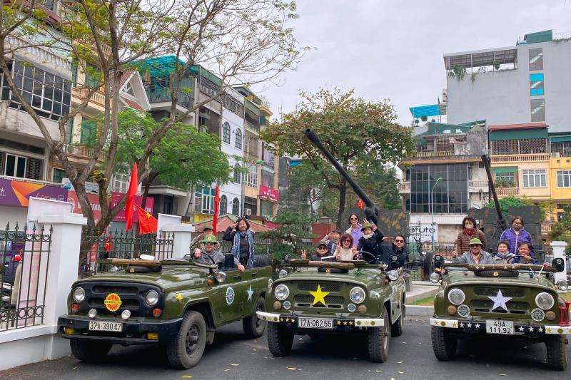 half-day-city-tour-on-vintage-jeep-2