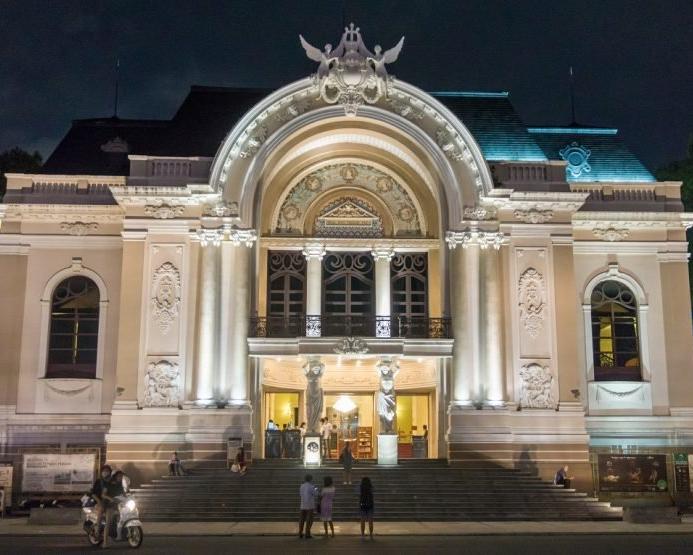 evening-show-at-saigon-opera-house-a-o-teh-dar-1