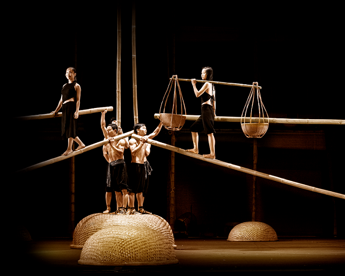 evening-show-at-saigon-opera-house-a-o-teh-dar-4