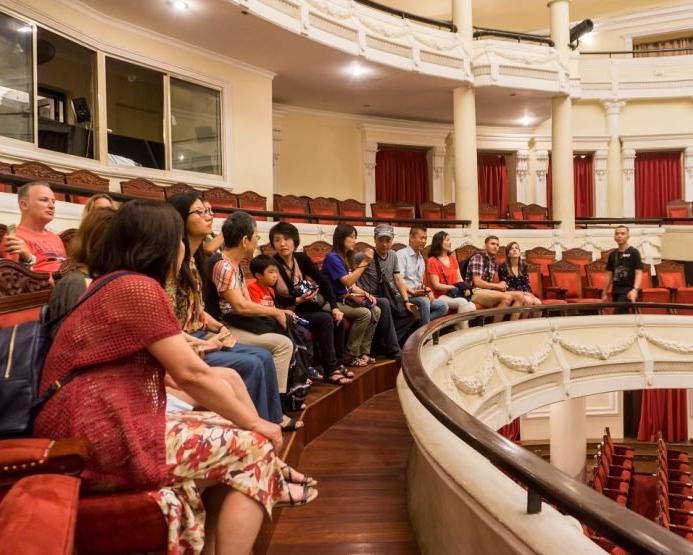 evening-show-at-saigon-opera-house-a-o-teh-dar-5