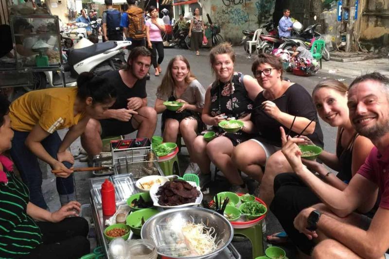 hanoi-street-food-walking-tour-for-breakfast-sma-1