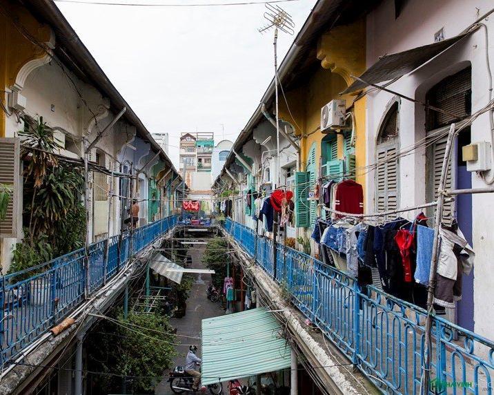 ride-through-saigon-on-a-vespa-3