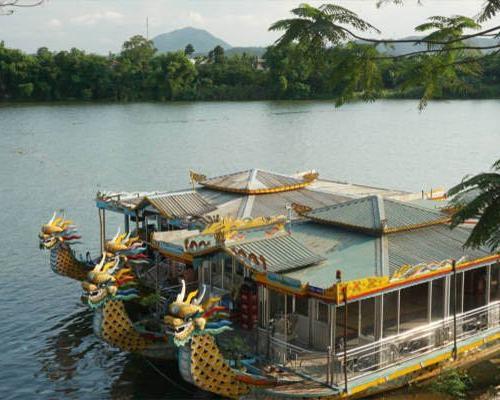 half-day-sightseeing-on-perfume-river-by-dragon-bo-6