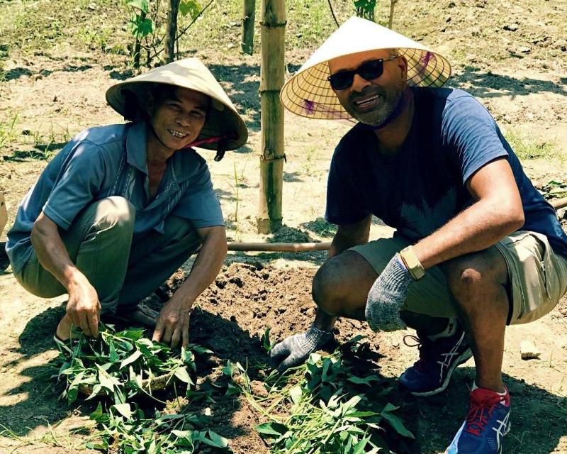 half-day-bike-tour-getting-closer-to-hue-farmers-4