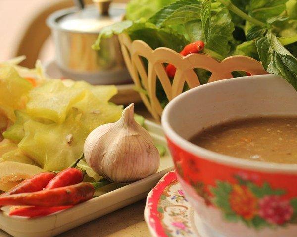 half-day-hue-walking-food-tour-small-group-tour-4