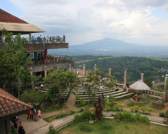 Highlands to Heritage: Tagaytay & Manila Day Tour