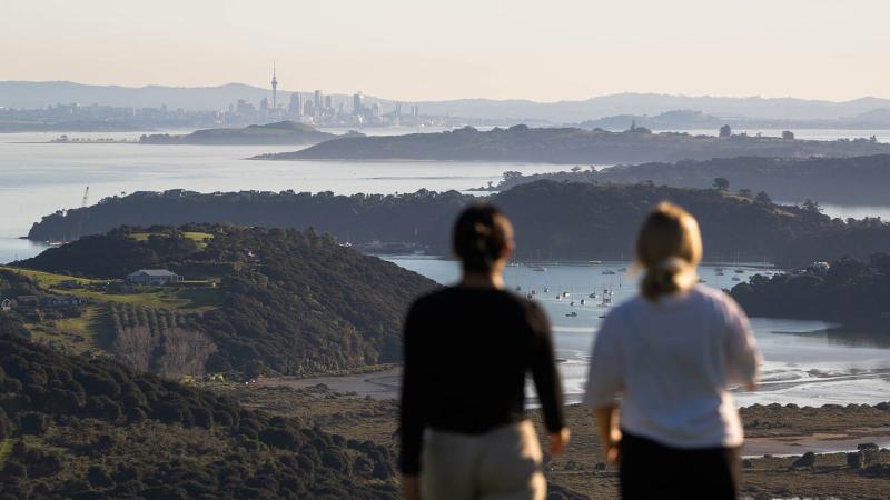 waiheke-island-hop-on-hop-off-explorer-bus-from-au-5
