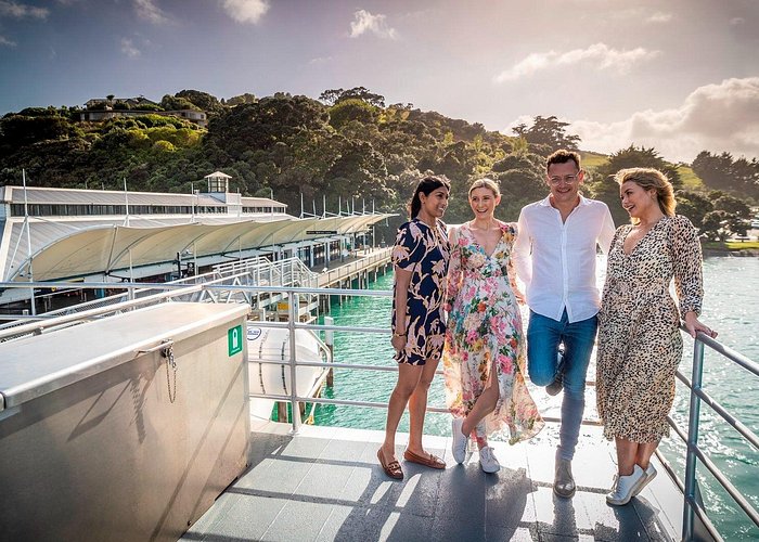 waiheke-island-hop-on-hop-off-explorer-bus-from-au-6