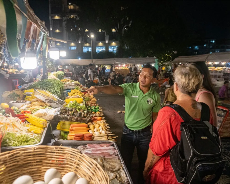 phnom-penh-evening-foodie-vespa-tour-2