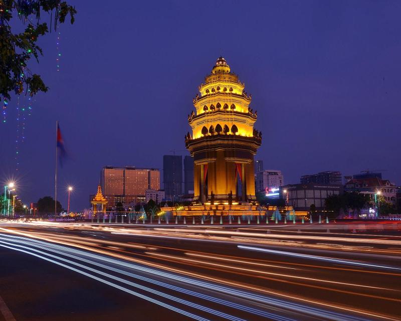 the-night-out-tour-in-phnom-penh-with-cocktail-2