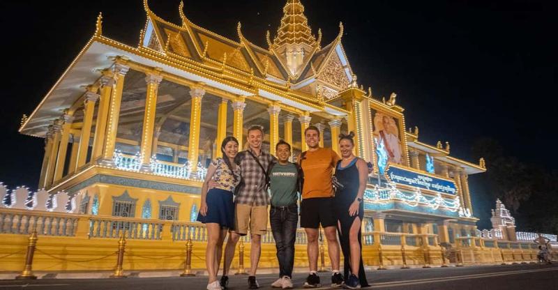the-night-out-tour-in-phnom-penh-with-cocktail-3