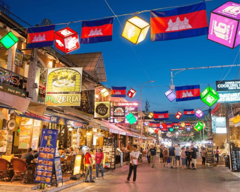 the-night-out-tour-in-phnom-penh-with-cocktail-5