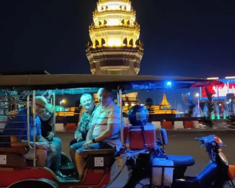 the-night-out-tour-in-phnom-penh-with-cocktail-6