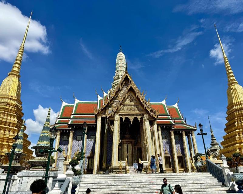 grand-palace-and-temple-of-the-emerald-buddha-tour-1