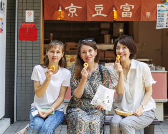 Kyoto: Nishiki Market Walking Tour with Tea Ceremo