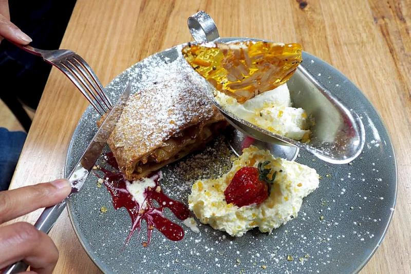 half-day-adelaide-hills-hahndorf-small-group-to-5