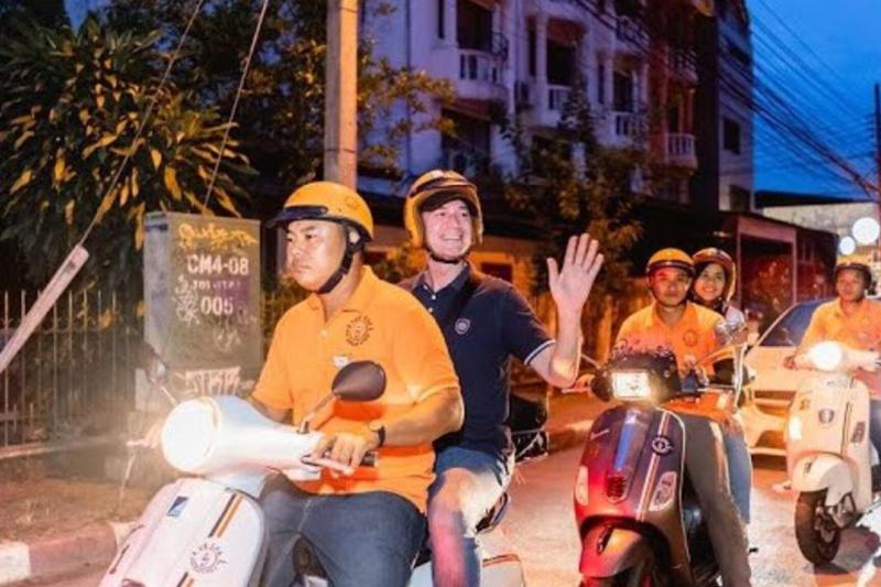 chiang-mai-local-night-by-vespa-4