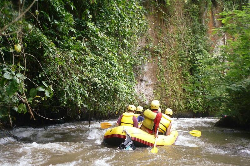 full-day-telaga-waja-white-water-rafting-3